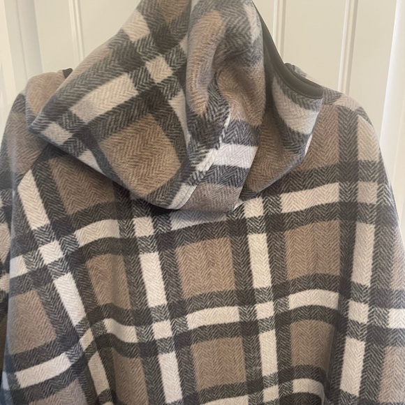 WOMENS PLAID CAPE!! plaid with front pockets, toggle closure, hood, L/XL - Picture 1 of 8